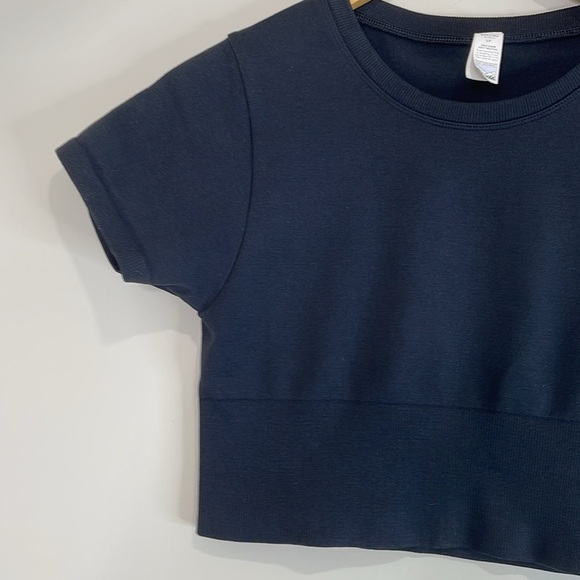 Offline By Aerie Sidewalk Seamless Cropped T-Shirt True Black Moisture Wicking S - Picture 3 of 9